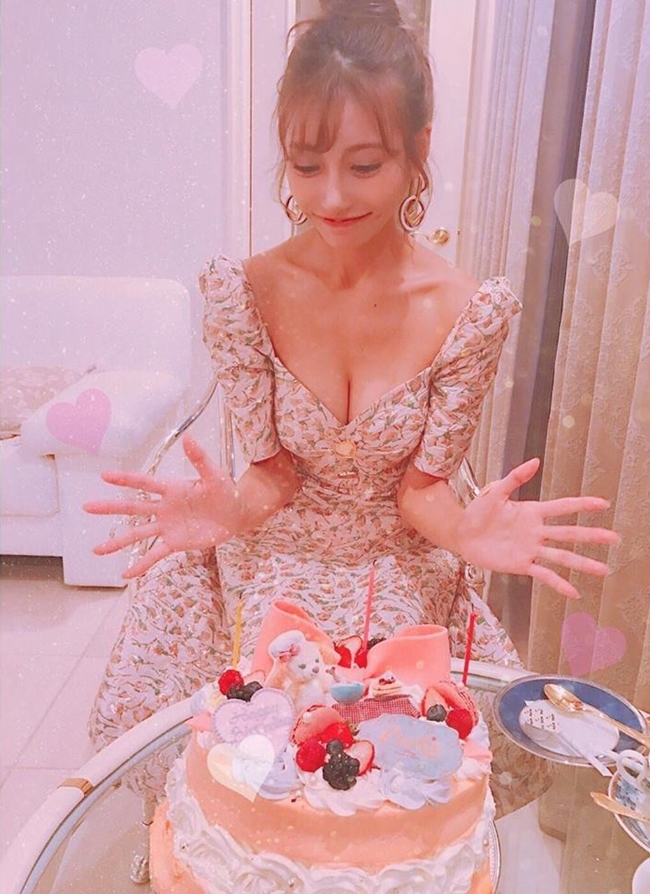 Một góc phòng khách trong căn hộ của người đẹp cũng được hé lộ với fan khi nữ diễn viên tổ chức sinh nhật tròn 30 tuổi vào năm 2018.