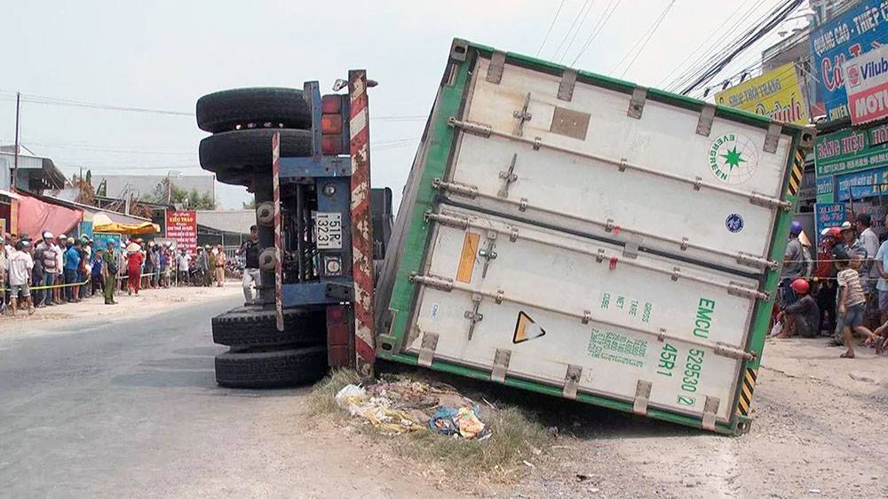 Vụ thùng container rơi, đè chết 3 người: Nạn nhân trong cùng một gia đình - 1