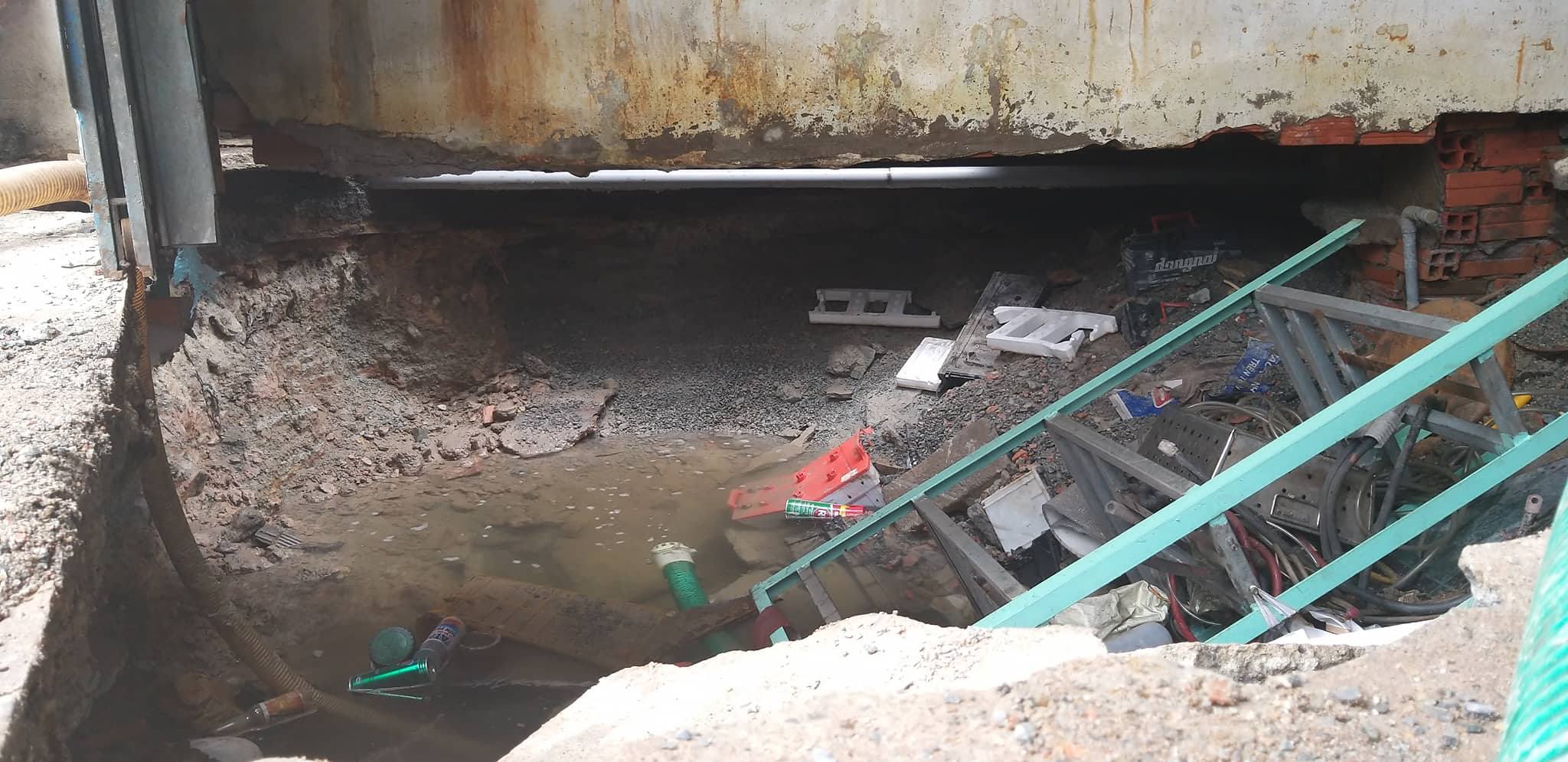 Đường ống nước sạch bị vỡ tạo “hố tử thần” ở Sài Gòn - 1