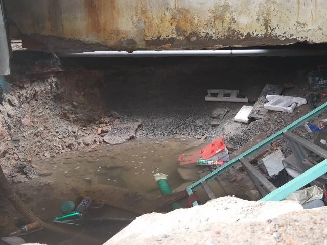 Tin tức trong ngày - Đường ống nước sạch bị vỡ tạo “hố tử thần” ở Sài Gòn