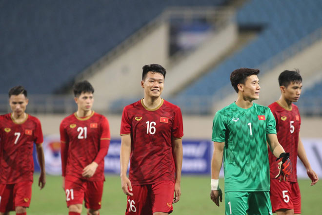 U23 Việt Nam đua vé Indonesia, Thái Lan: Dẫn đầu bảng vẫn lo ác mộng - 1