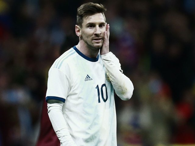 Bóng đá - Argentina thua sốc: Messi tái xuất "thảm họa", méo mặt vì chấn thương