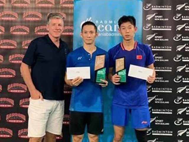 Ấn tượng: Tiến Minh hạ tay vợt Trung Quốc, nâng cúp ở New Zealand