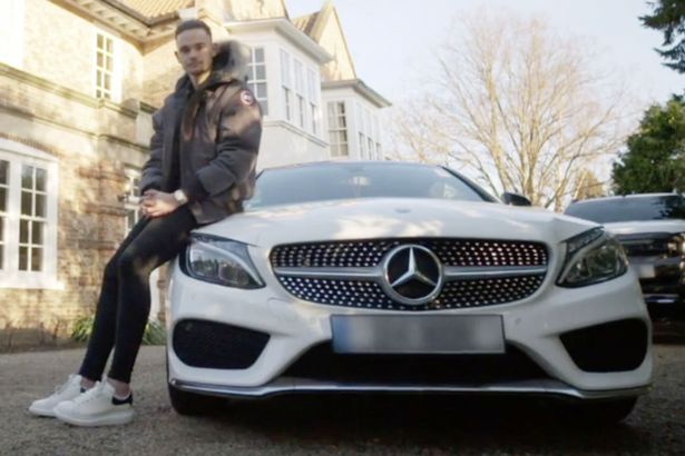 Cuộc sống của con nhà siêu giàu không xu dính túi - 3