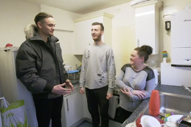 Cuộc sống của con nhà siêu giàu không xu dính túi - 4