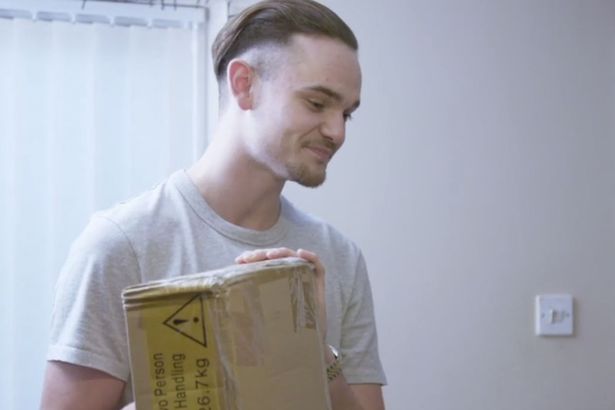 Cuộc sống của con nhà siêu giàu không xu dính túi - 10