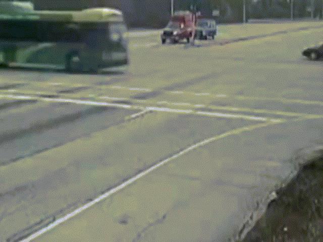 Phi thường - kỳ quặc - Ô tô lao như tên bắn vào xe bus, hành khách bay khỏi ghế