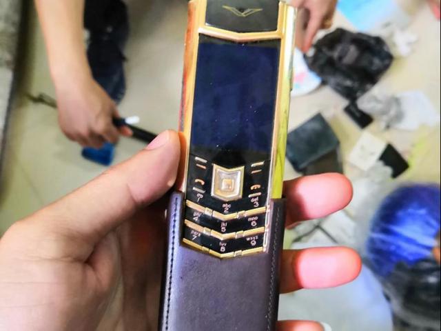 Pháp luật - Cặp vợ chồng lẻn vào chùa ở TP. HCM trộm Vertu 42 ngàn USD