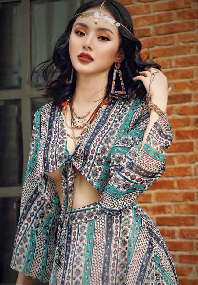 Năm nay 23 tuổi, Phương Trang định hình phong cách quý cô sexy, nóng bỏng nhưng không quá phản cảm.