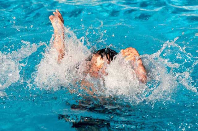 Trẻ biết bơi chưa hẳn đã an toàn, bố mẹ cần dạy trẻ thêm những kỹ năng “sống còn” này - 1