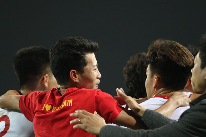 U23 Việt Nam thắng kịch tính: Cầu thủ Indonesia gây sự dính thẻ đỏ - 10