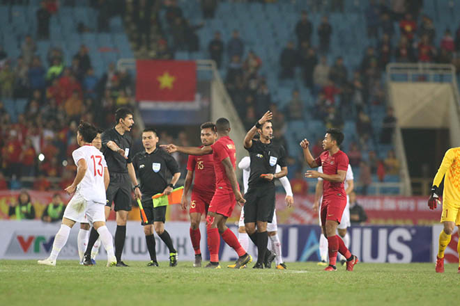 U23 Việt Nam thắng kịch tính: Cầu thủ Indonesia gây sự dính thẻ đỏ - 2