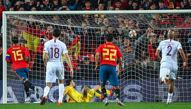 “Đại ca” Ramos ghi bàn kiểu panenka: Dị nhân sân cỏ, săn bàn khó tin - 1