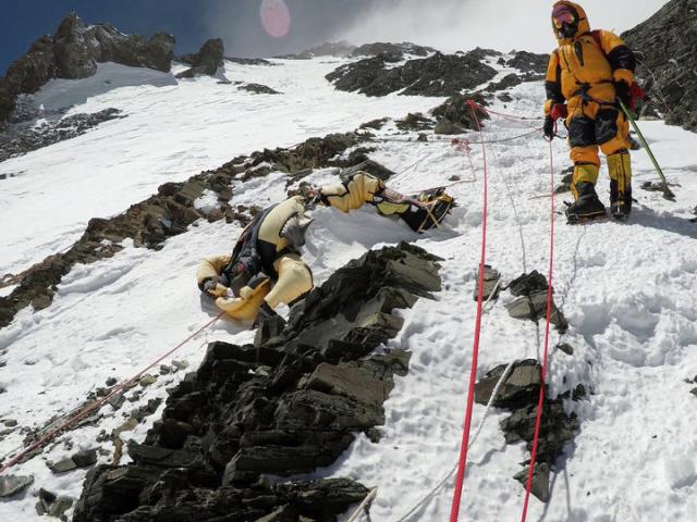 Thế giới - Lộ gần 300 thi thể người ở Everest: Báo hiệu điều đáng sợ sắp đến?