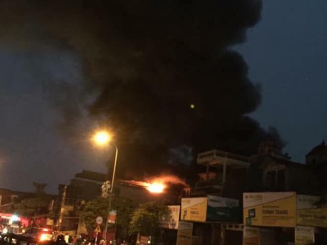 Hà Nội: Nhà 5 tầng bốc cháy dữ dội, 1 người tử vong