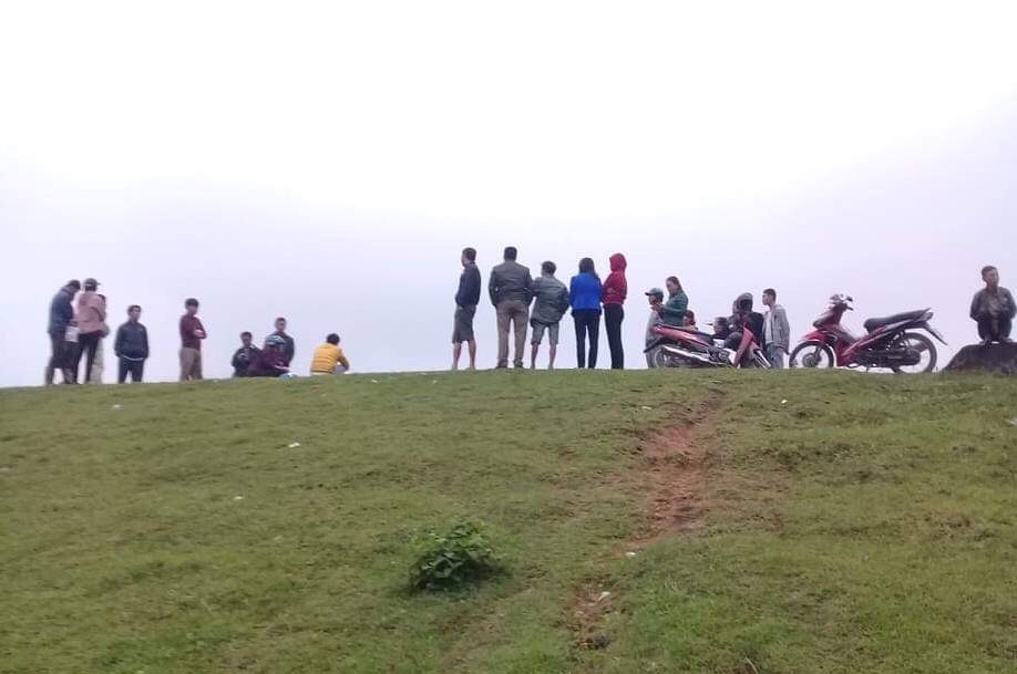 Nữ sinh lớp 12 để lại xe và cặp sách, nhảy xuống đập tự tử - 1