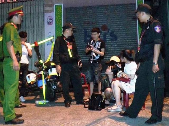 Pháp luật - Cô gái mang bầu, nuôi con nhỏ vẫn cùng nhóm bạn phê thuốc lắc