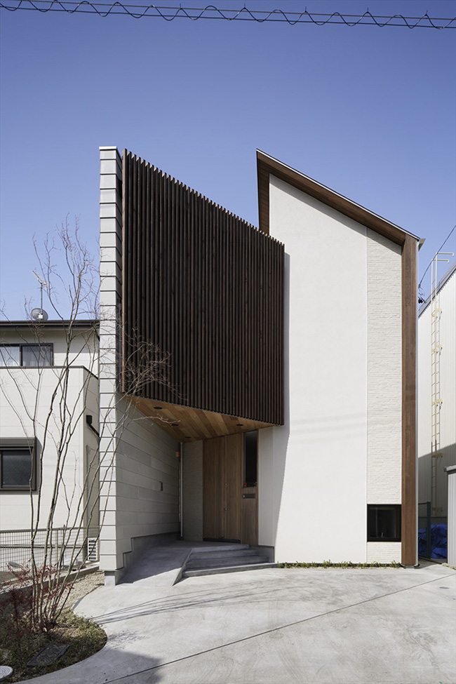 Nằm tại Nhật Bản, ngôi nhà đặc biệt này có thiết kế xoay 45 độ để tránh ánh nắng trực tiếp từ mặt trời và mang lại không gian mát mẻ, trong lành