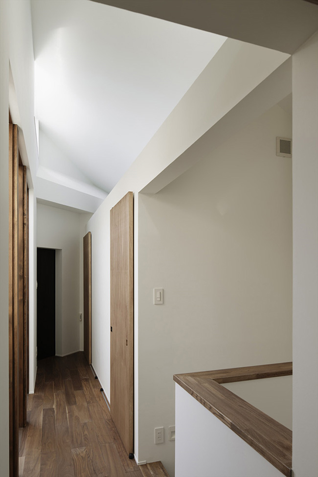 Tầng 2 được giữ nguyên thiết kế tương tự tầng 1 để đảm bảo tính nhất quán cho tổng thể căn nhà