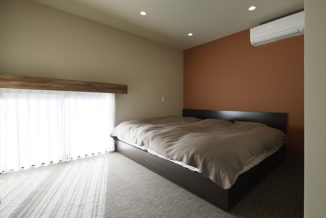 Phòng ngủ thứ hai lại mang phong cách hiện đại và hạn chế đồ đạc để mở rộng không gian nghỉ ngơi