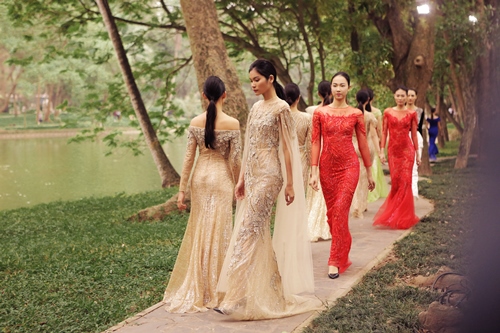 Xu hướng màu rực lên ngôi tại Tuần lễ thời trang Việt - 1