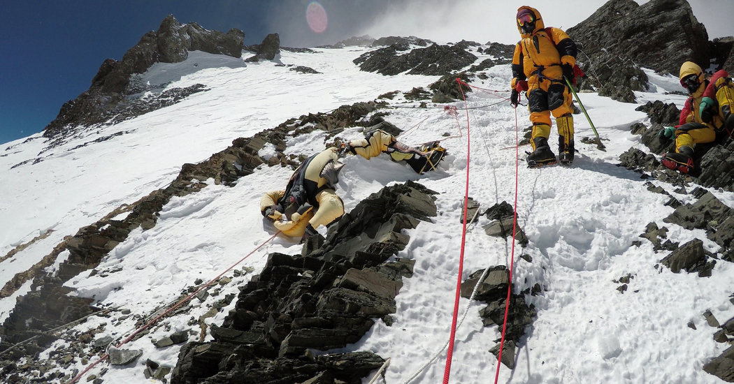 Lộ gần 300 thi thể người ở Everest: Báo hiệu điều đáng sợ sắp đến? - 1
