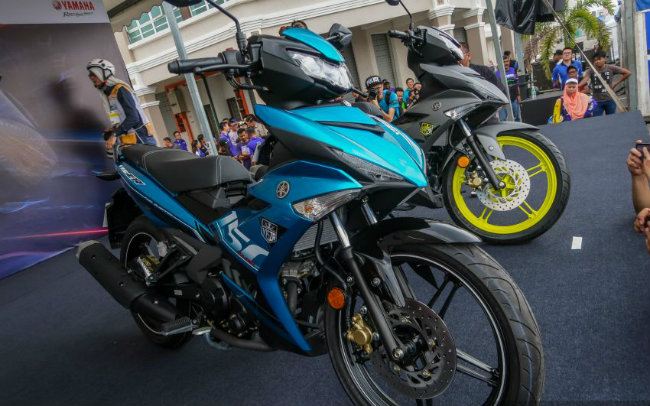 Y15ZR V2 có 4 tùy chọn màu gồm: màu xanh sâu, màu đỏ, màu xanh da trời bão và màu xám. Không những thế nhà phân phối sẽ miễn phí khóa phanh đĩa cho các khách hàng mua 2019 Yamaha Y15ZR.