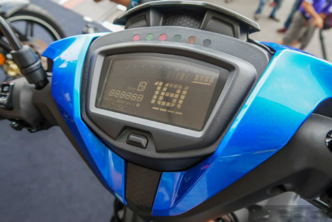 Cận cảnh mặt đồng hồ LCD.