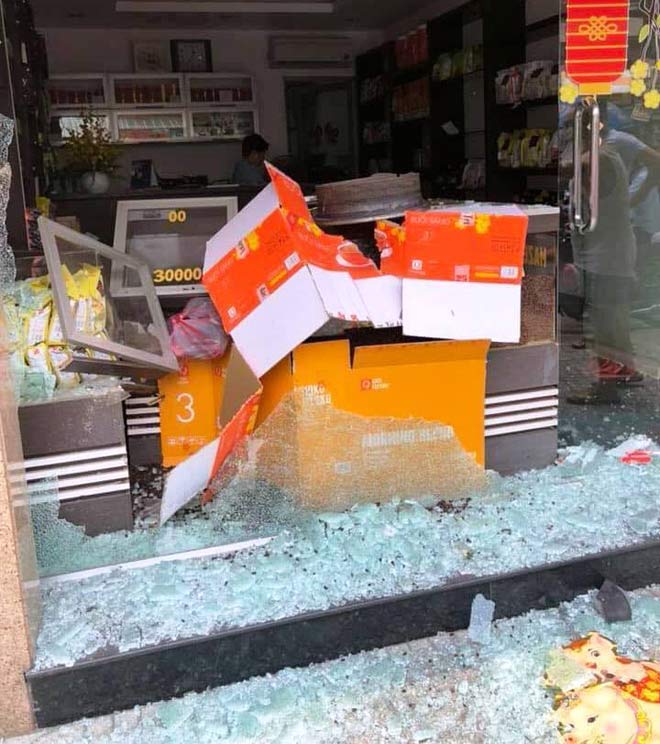 Ớn lạnh mâm bánh xe ben bay như tên bắn vào cửa hàng cà phê - 2