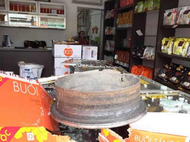 Tin tức trong ngày - Ớn lạnh mâm bánh xe ben bay như tên bắn vào cửa hàng cà phê