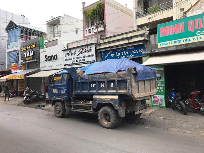 Ớn lạnh mâm bánh xe ben bay như tên bắn vào cửa hàng cà phê - 3