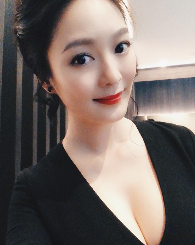 Ở tuổi 32, Nhan Tử Phi vẫn trung thành với phong cách gợi cảm. Cô được khen trẻ trung, xinh đẹp hơn so với tuổi thật.