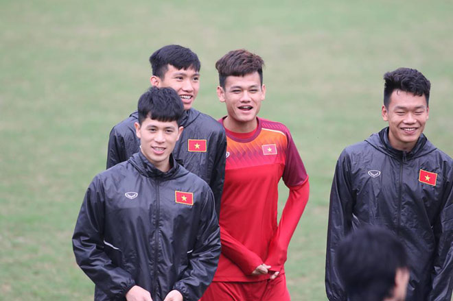 U23 Việt Nam tập đấu Thái Lan: Tiến Dũng, Đức Chinh &#34;làm mẫu&#34; cho đàn em - 1