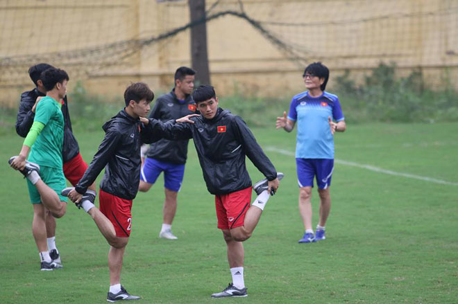 U23 Việt Nam tập đấu Thái Lan: Tiến Dũng, Đức Chinh &#34;làm mẫu&#34; cho đàn em - 6