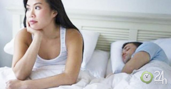 Đang hừng hực chuyện gối chăn, sau khi có 2 con lại nguôi lạnh, trơ như gỗ đá