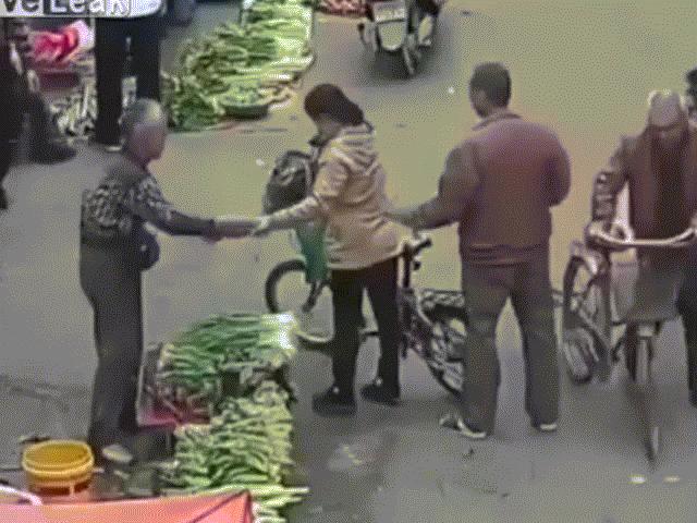 Media - Siêu đạo chích thể hiện kỹ năng dùng đũa gắp trộm điện thoại