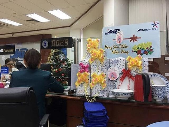 Kinh doanh - Thu bạc lẻ lãi trăm tỷ, Ngân hàng nào đang tận thu khách hàng mạnh nhất?