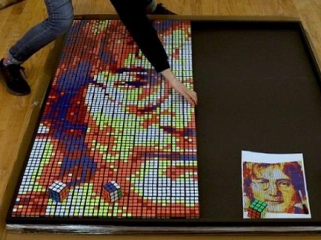 Bạn trẻ - Cuộc sống - Kiếm ngàn đô nhờ bán tranh được ghép từ khối Rubik
