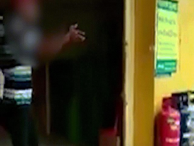 Pháp luật - Van xin đừng đánh, nam thanh niên vẫn bị nhóm người “phang” ghế vào đầu