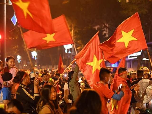 Tin tức trong ngày - Nghìn CĐV đổ ra đường "đi bão" mừng U23 Việt Nam thắng Thái Lan 4 sao