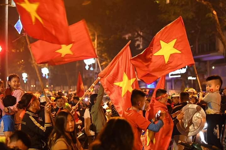 Nghìn CĐV đổ ra đường &#34;đi bão&#34; mừng U23 Việt Nam thắng Thái Lan 4 sao - 6