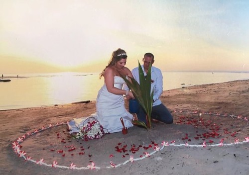 Ngắm pháo hoa lãng mạn bên bờ biển, cô dâu gặp tai nạn hi hữu - 1