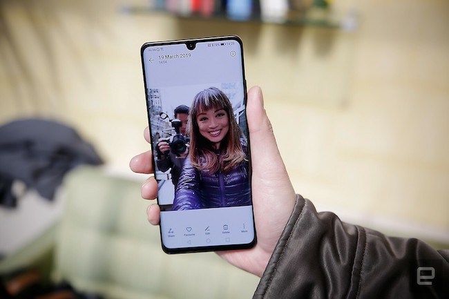 Huawei AI HDR+ cho phép camera trước và sau kết hợp nhiều ảnh chụp liên tiếp để tối ưu hóa ảnh selfie bị phơi sáng và ngược sáng.