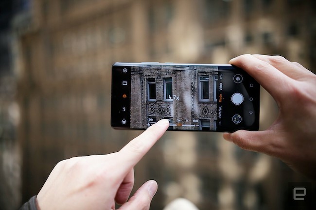 Dòng P Series sử dụng giao diện EMUI 9.1, đã được bổ sung hệ thống EROFS, giúp cải thiện đáng kể tốc độ đọc của thiết bị lưu trữ.