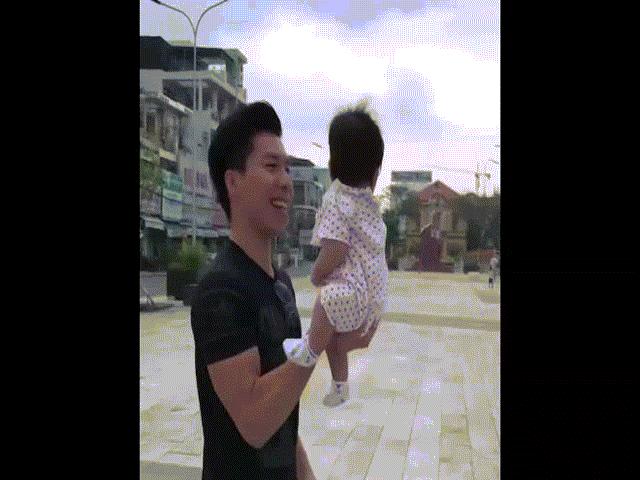 Bạn trẻ - Cuộc sống - Clip: Quốc Nghiệp làm xiếc với con gái 3 tháng tuổi gây choáng