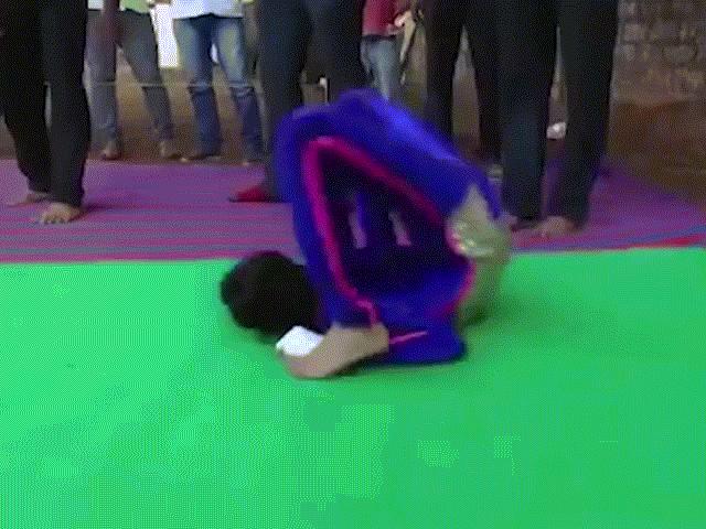 Media - Bé gái 10 tuổi lập kỷ lục thế giới nhờ tài uốn cơ thể lăn vòng như bánh xe