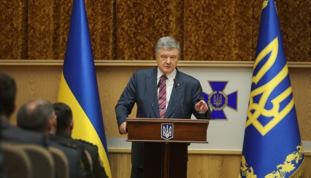 Phát ngôn quỳ gối xin lỗi của Tổng thống Ukraine gây sốc - 1