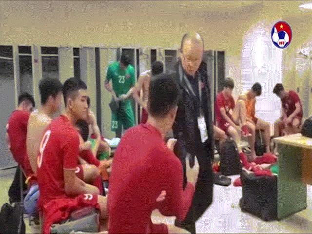 Bạn trẻ - Cuộc sống - Clip: HLV Park ôm từng cầu thủ cảm ơn sau chiến thắng Thái Lan