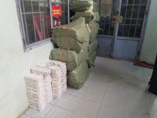 Thị trường - Tiêu dùng - Gắn biển số giả vận chuyển gần 5.000 gói thuốc lậu