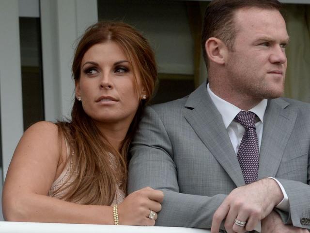 Cựu sao MU Rooney ”ăn vụng” với gái lạ: Vợ yêu tha thứ, vẫn bị phạt